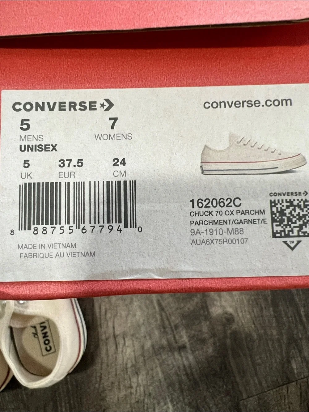 Brand new Converse Low-Top Sneakers with Red trim Size 7 women’s Size 5 mens - Picture 7 of 7
